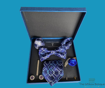 Luxe 8-delige Blauw, Witte Pak Accessoires Set - met Stropdas, Strik, Dasspeld, Manchetknopen, en Meer - Zijde & Jacquard Geweven - Met Zilveren Glinstertjes - Handgemaakt - Inclusief Pochets - Prachtige Blauwe geschenkdoos