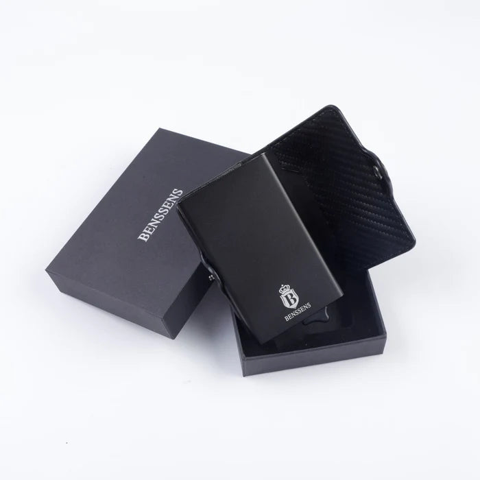 Stijlvolle Luxe Kaarthouder met Carbon Look - RFID Geblocked - Ruimte voor 6 Pasjes, Paspoort, Papiergeld en Muntgeld - Praktisch en Elegant Accessoire - Inclusief Doosje als Perfect Cadeau."